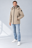 Uomo sorridente con giacca Navigare.png