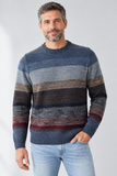 Uomo in maglione a righe multicolore-1.png