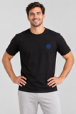 Modello sorridente in T-shirt Inter nera-1.png