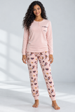 Modella in pigiama rosa floreale-1.png