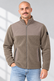 Modello con giacca sherpa kaki-4.png