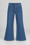 Jeans blu a zampa su sfondo chiaro.png