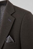 Dettaglio blazer sartoriale con pochette floreale.png
