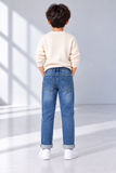 Bambino in maglione d’avorio e jeansԥсы.png