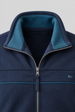 Dettaglio giacca navy con logo ricamato.png