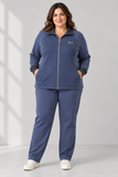 Modella curvy in completo sportivo blu navy.png