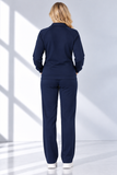 Modella in completo sportivo blu navy.png