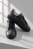Sneakers scure in luce naturale.png