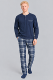 Ritratto studio in pigiama blu navy.png