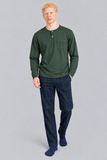 Modello in pigiama verde e blu a quadri.png