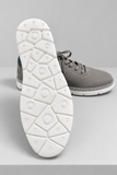 Sneakers taupe microforate su sfondo grigio-4.png
