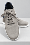 Sneaker grigio taupe in studio luminoso-2.png