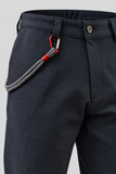 Pantaloni blu navy con moschettone rosso.png