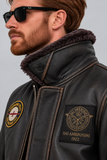 Ritratto ravvicinato con giacca aviatore in pelle.png