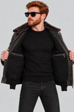 Modello con bomber in pelle aperto.png