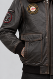 Dettaglio bomber in pelle con toppe aeronautiche.png